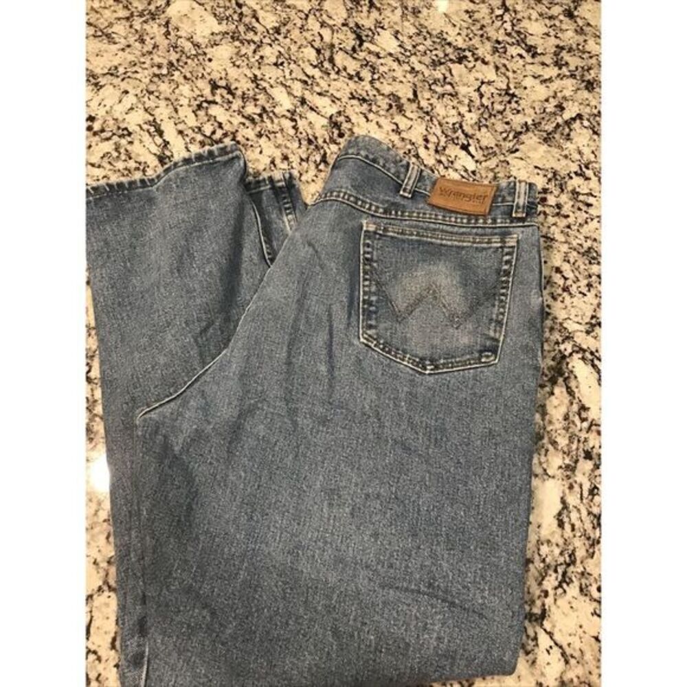 Wrangler Men's Jeans Size 42x31 Blue Denim‎ Straight Leg Light  Wash Rugged Wear